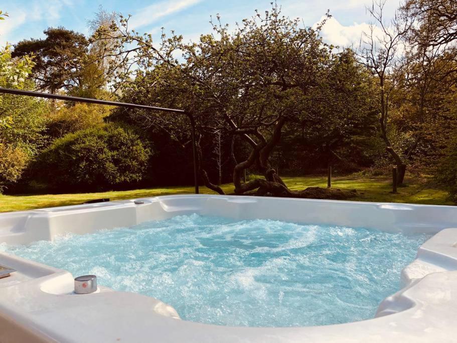 Forestry Cottage. Hot Tub, Open Fire, Dog Friendly Gaywood