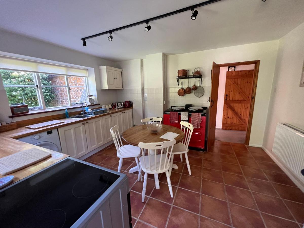 Forestry Cottage. Hot Tub, Open Fire, Dog Friendly Holiday home